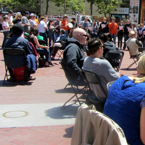 Kennewick WA youth group sings at UN Plaza.